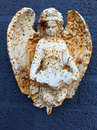 Wall ornament angel with shell, cast iron-old white-rust